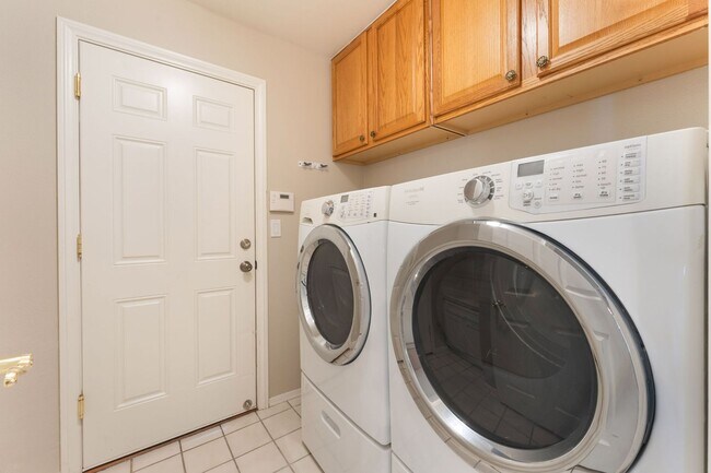 Building Photo - Elegant Single-Story Home in Desert Shores!