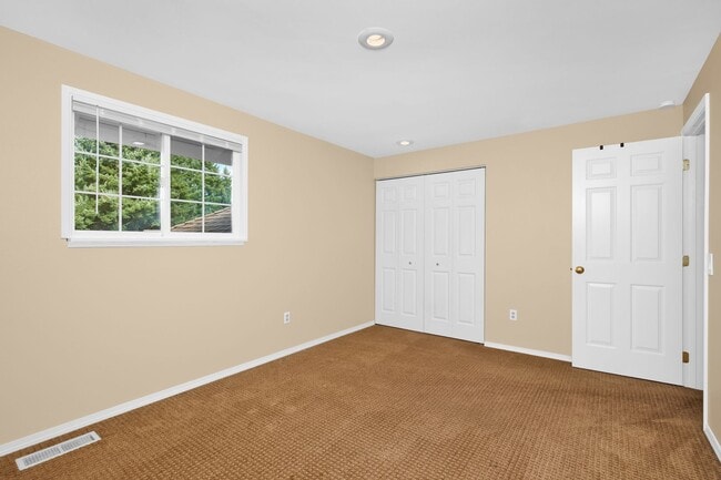 Building Photo - Sunny 5 Bedroom Home with 3 Car Garage in Quiet Neighborhood