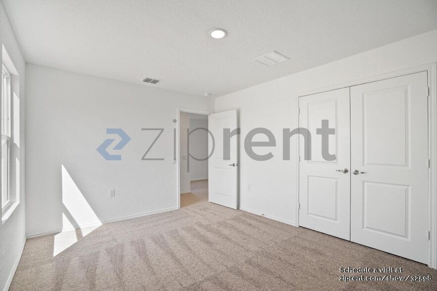 Building Photo - 3910 Poteet Pl