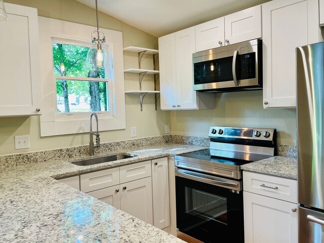 Building Photo - Beautifully restored cottage downtown Madsion