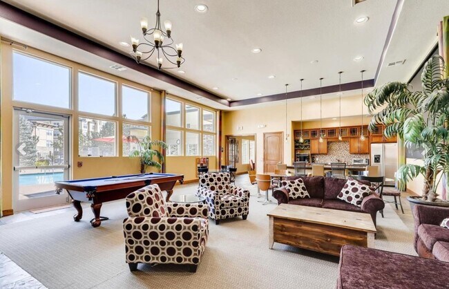 Building Photo - Top floor 2bd 2 bath condo conveniently located in Broomfield!