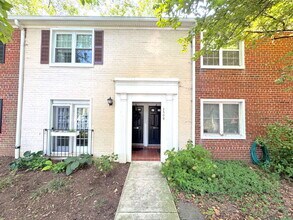 Building Photo - Welcome to this well-maintained top-floor condominium
