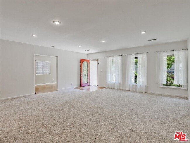Building Photo - 4009 Beverly Glen Blvd