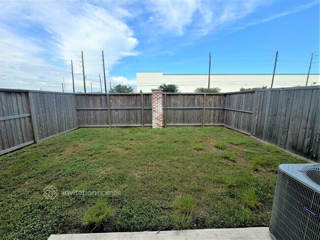 Building Photo - 12418 Executive Dr