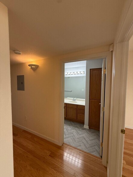 Building Photo - 9913 E Carolina Cir