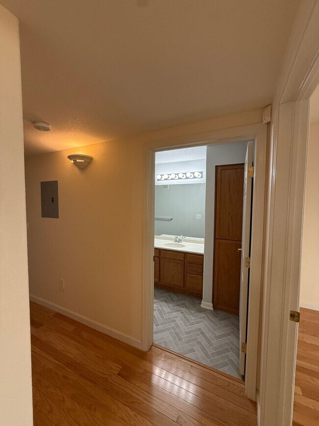 Building Photo - SPACIOUS 2bd/2ba Condo- Available NOW!