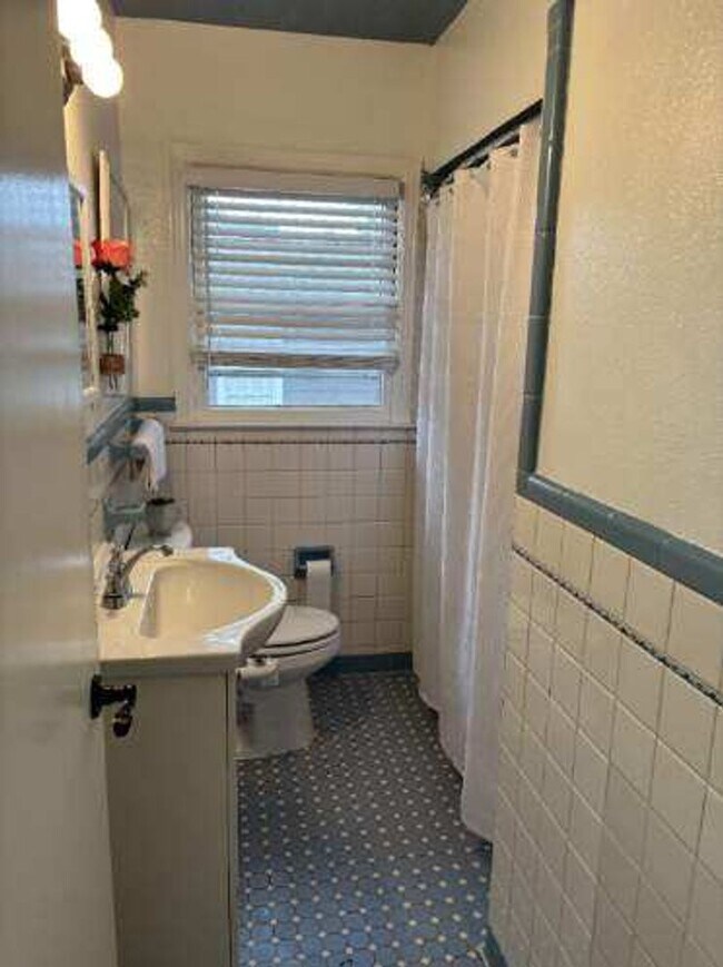 Building Photo - Fully Furnished and Move-in Ready: Charming 2BR/1BA Home