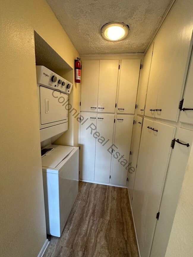 Building Photo - Gorgeous Multi-story Townhouse with Washer...