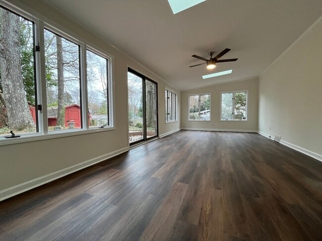 Building Photo - 908 Lynbrook Dr