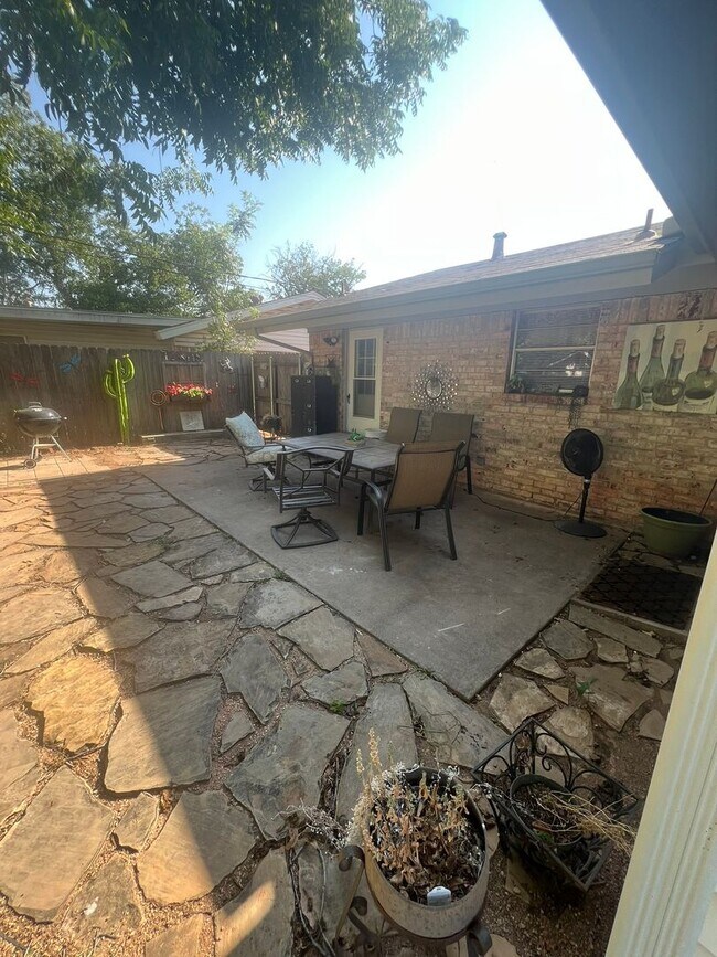 Building Photo - MID TERM RENTAL