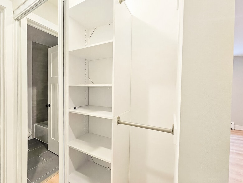 Building Photo - 520 W Aldine Ave