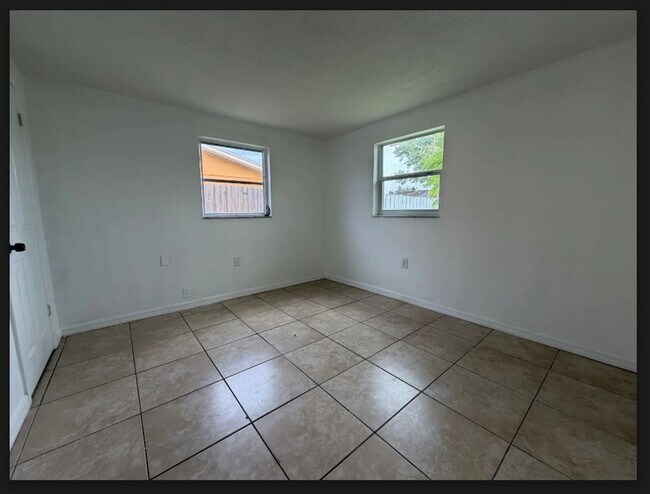 Building Photo - Fantastic 3-bedroom, 1-bath single family home with fenced in yard in Port Richey