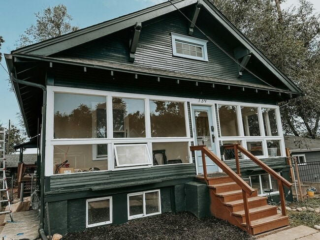 Primary Photo - 739 E High St