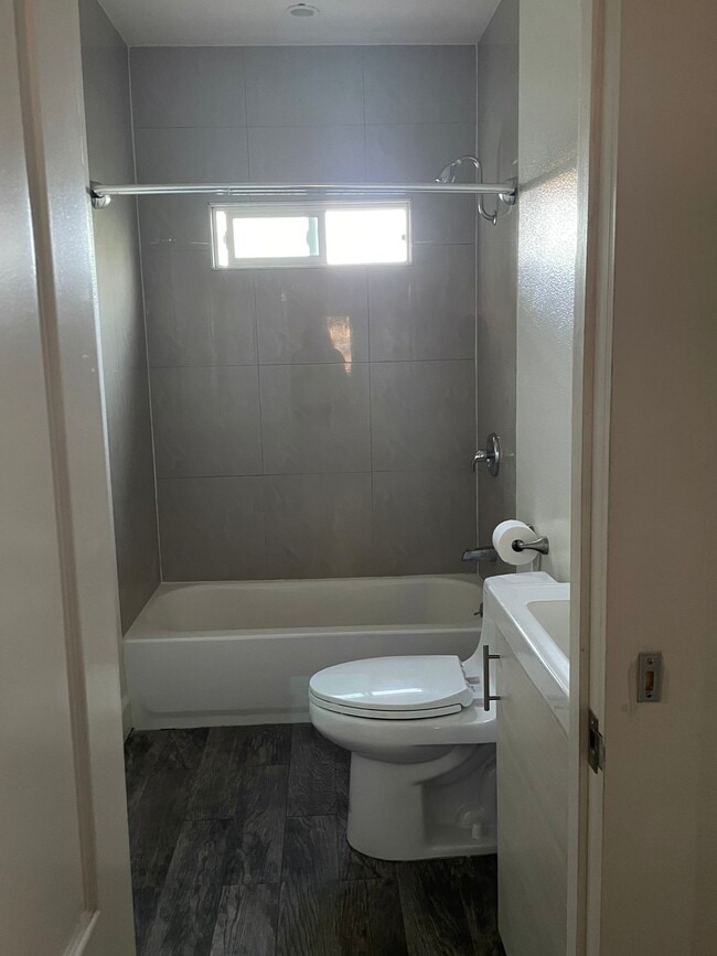 Updated custom bathroom - 2031 Sheridan St