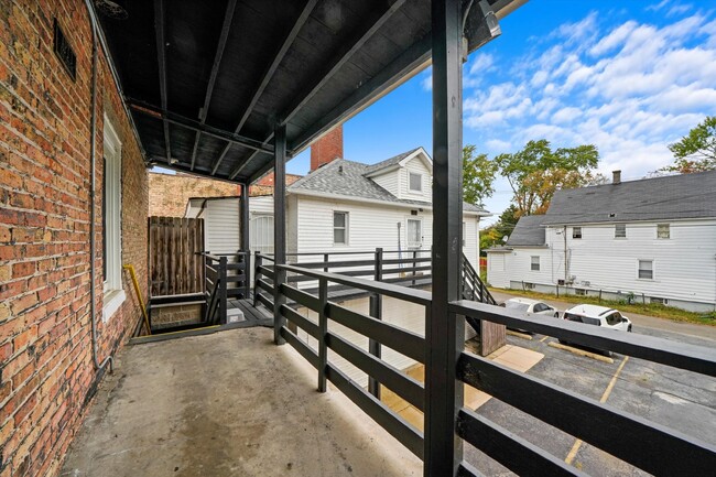 Building Photo - Newly Remodeled 4-bed 2nd-floor unit