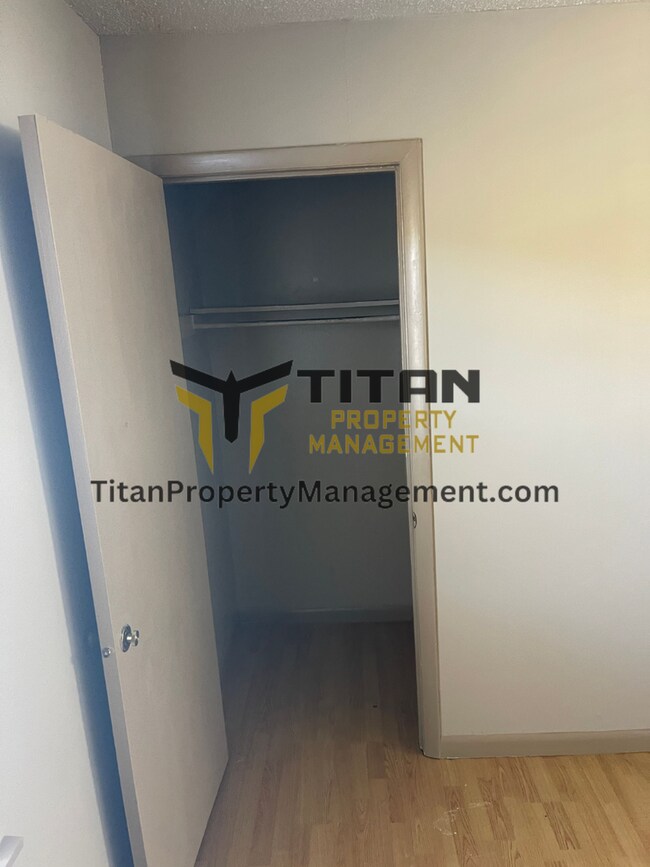 Building Photo - 2 Bed/1 Bath Townhouse with 2 Closets in Main Bedroom!