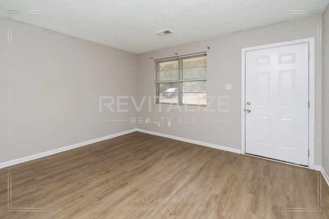 Building Photo - Newly Remodeled 4 Bed 1 Bath House in Mobile!!