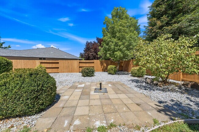 Building Photo - Very clean move in ready dog friendly