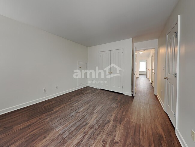 Building Photo - 300 Lucas Park Dr