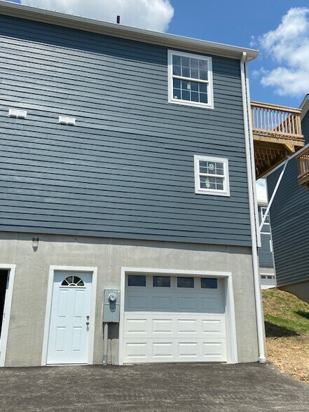 Building Photo - 215 Cessna Dr