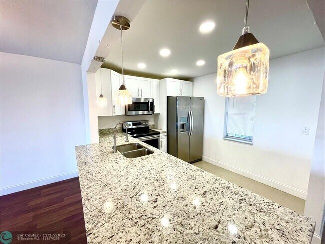 Building Photo - 2821 Somerset Dr