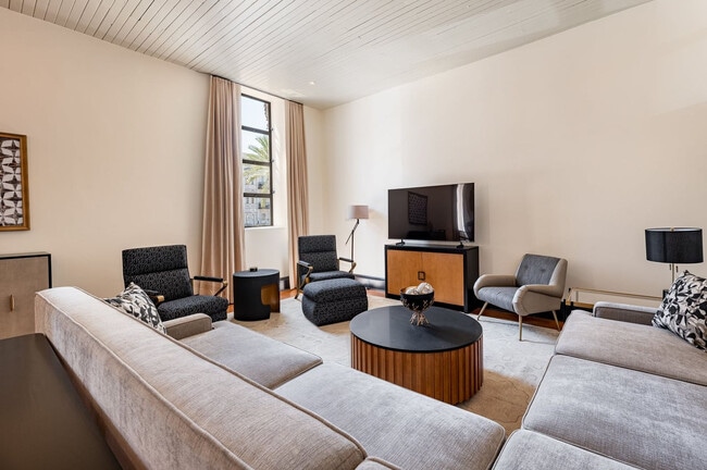 Building Photo - 1011 Canal St