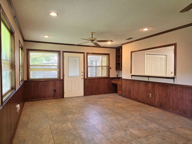 Building Photo - 1404 Woodbridge Dr