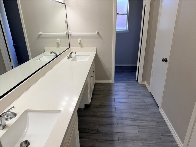 Building Photo - 1607 Chestnut Ridge Rd