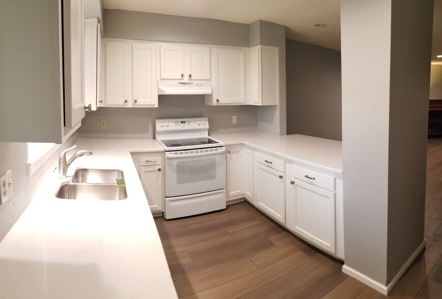 Solid Surface Counter Tops, Undermount Sink - 415 Pheasant Run
