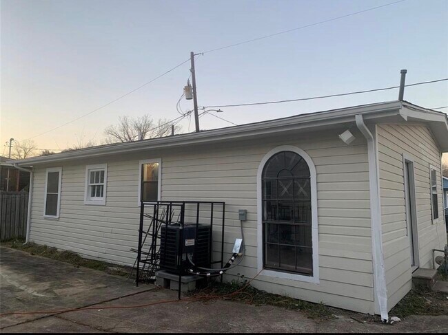 Building Photo - 324 Delaware St