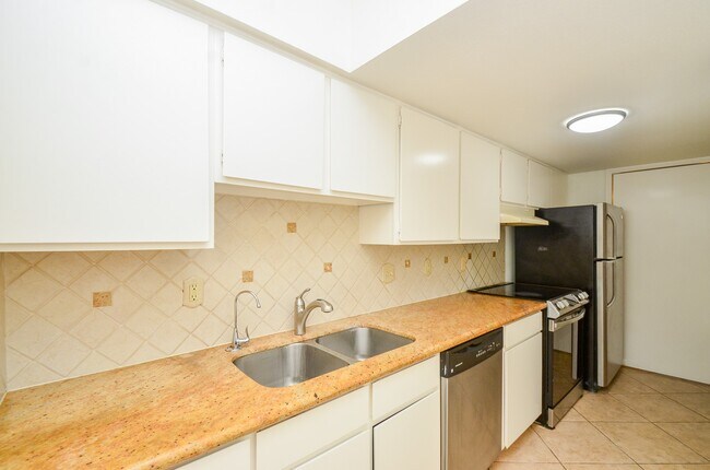 Building Photo - 2100 Tanglewilde St