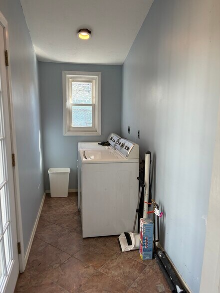 Building Photo - 77 King St