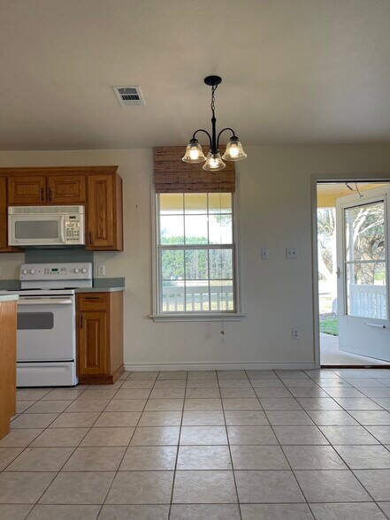 Building Photo - 594 FM 21