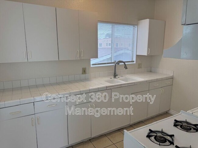 Building Photo - 758 Cerritos Ave