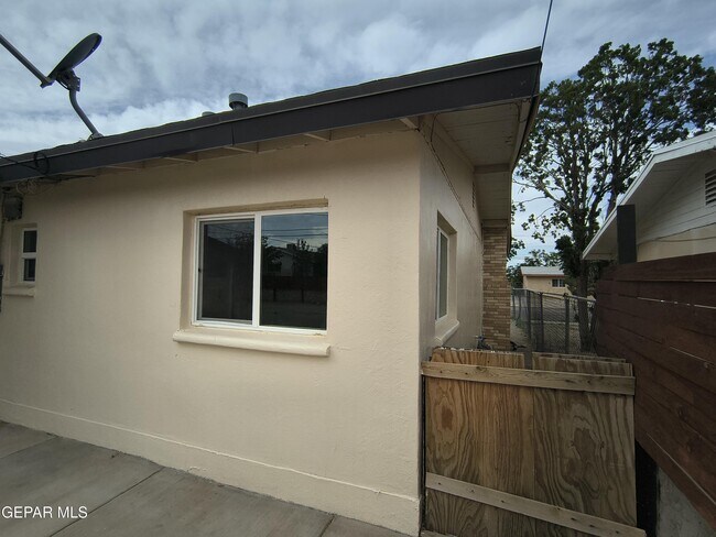 Building Photo - 4918 Guadalupe Dr