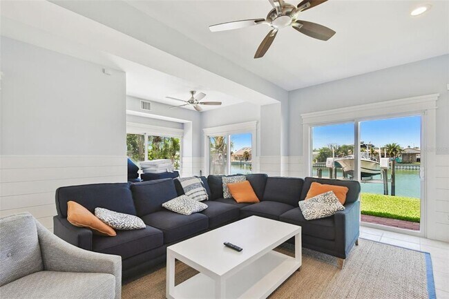 Building Photo - 2822 W Vina Del Mar Blvd