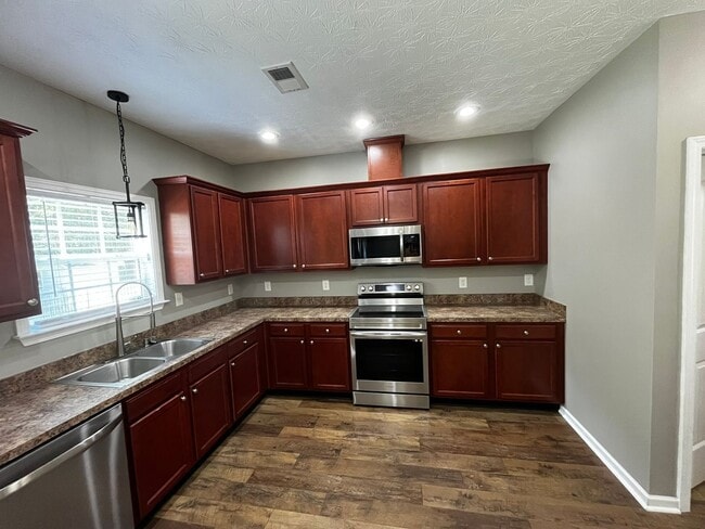 Building Photo - Modern Amenities. Urban Location. Sophisti...