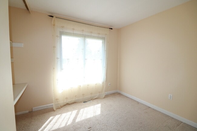 Building Photo - FRESH PAINT AND NEW FLOORING = 3BD + 2.5BA TH