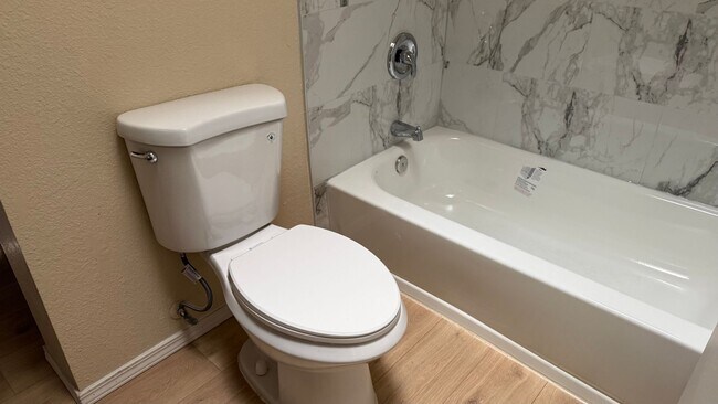 Building Photo - 2 BEDROOMS 1.5 BATHROOMS  TOWNHOUSE AVAILABLE FOR RENT !!!