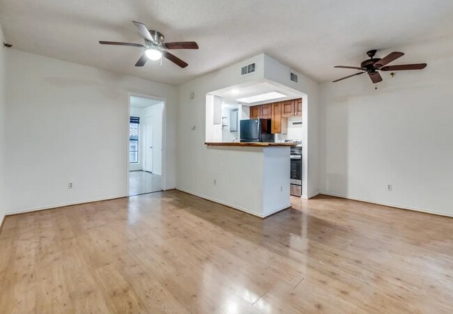 Building Photo - 5916 Gaston Ave