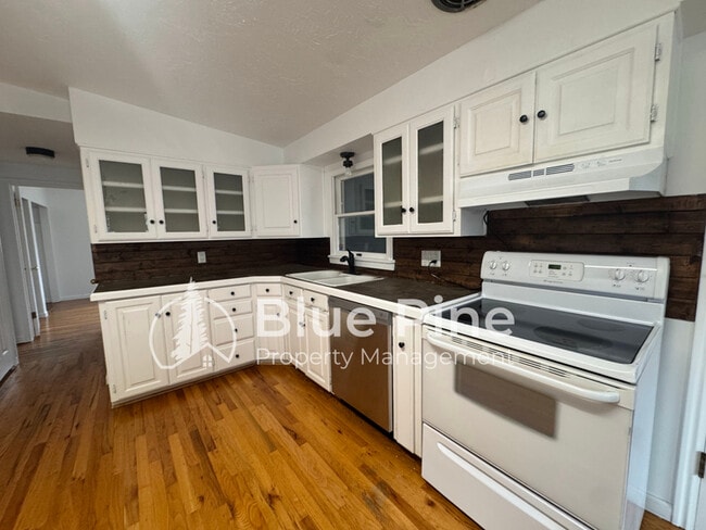 Building Photo - 1861 Gallup St