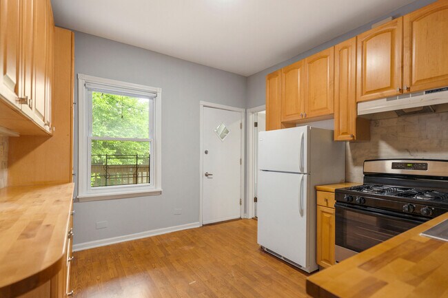 Building Photo - 2138 W Wellington Ave