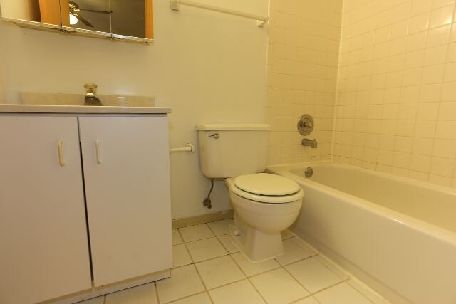 Building Photo - 640 W Barry Ave