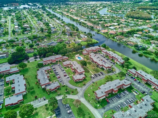 Building Photo - 12021 W Greenway Dr
