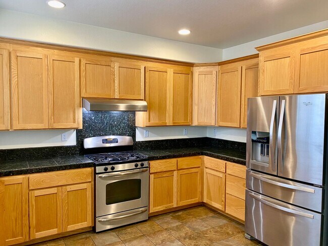 Building Photo - Modern Tri-Level Townhouse