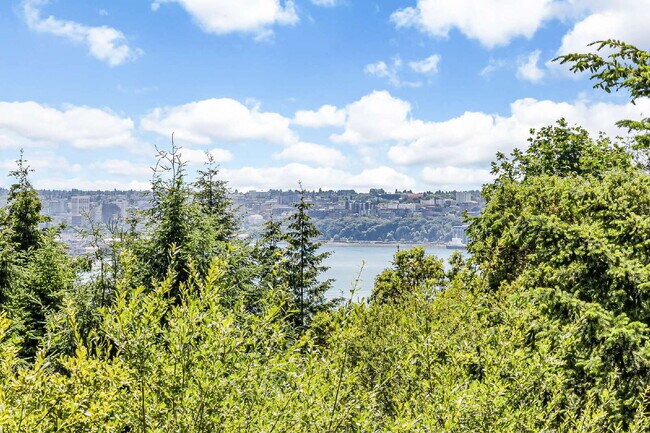 Building Photo - Sophisticated and Elegant home is located in Harbor Ridge at Browns Point. Spacious 4 bedroom, 4 ...