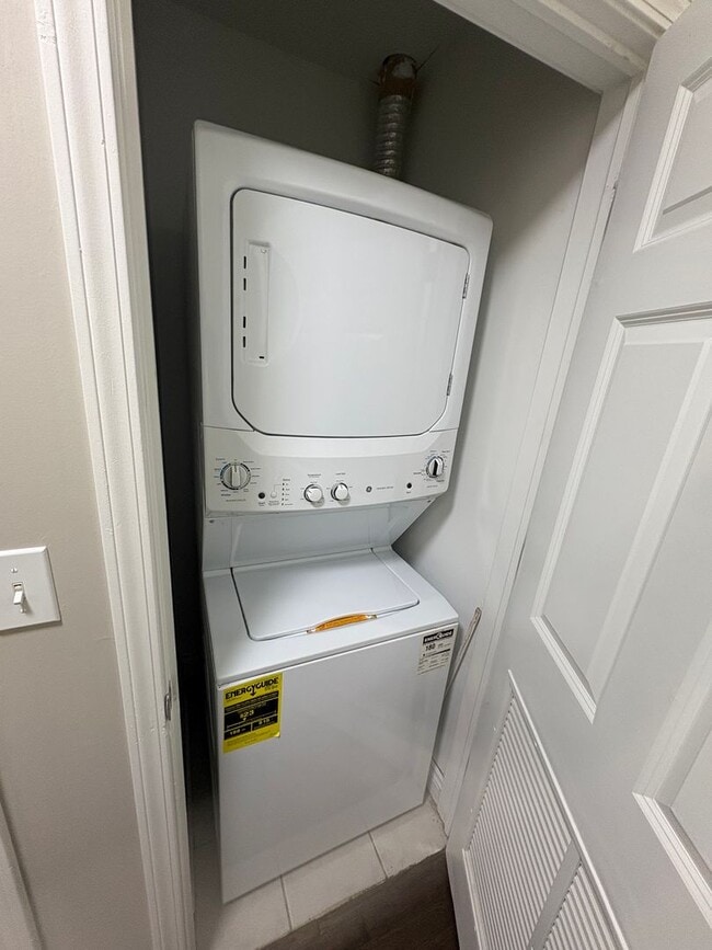 Building Photo - Spacious 2BD/2BA w/ High Ceilings + Modern...