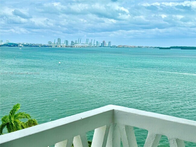 Building Photo - 1430 Brickell Bay Dr