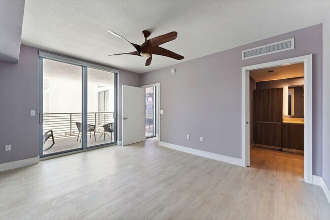 Building Photo - 111 SE 1st Ave