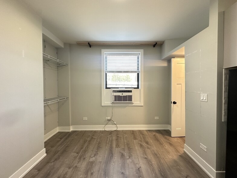 Building Photo - 517 W Belmont Ave